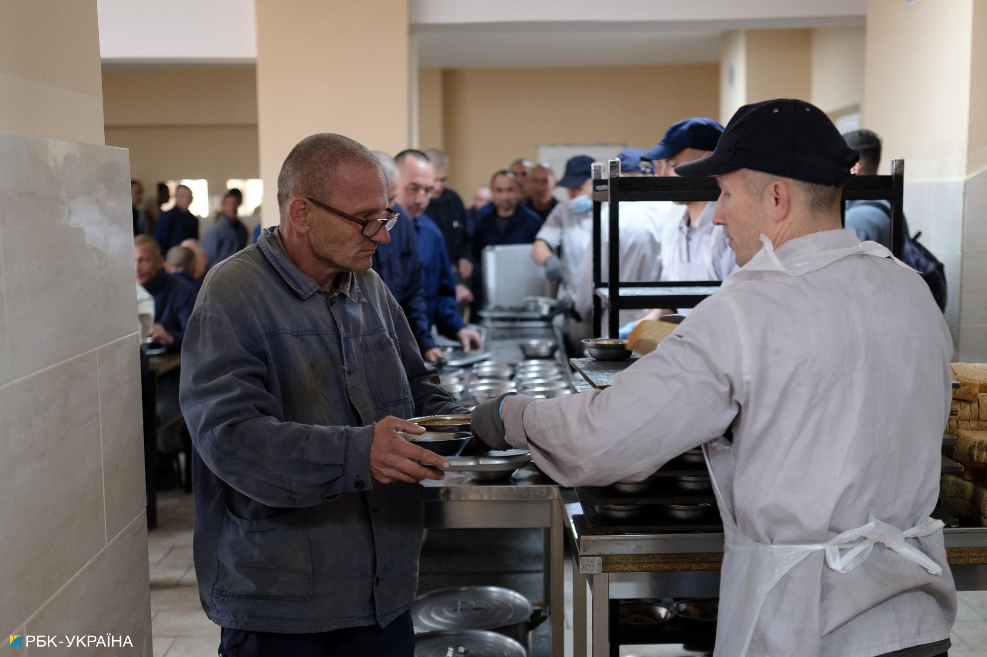 "Я пішов воювати заради паспорта". Репортаж із табору російських полонених в Україні